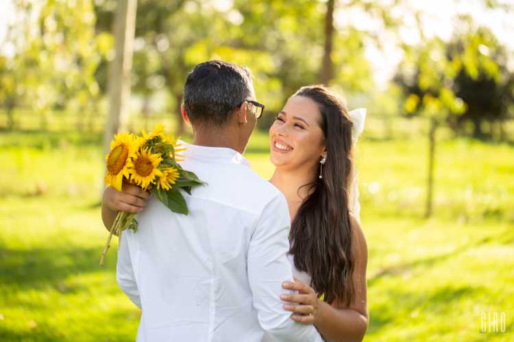 Sol, sorrisos e muito amor no ensaio pré-wedding de Géssica & Luciano ☀💍