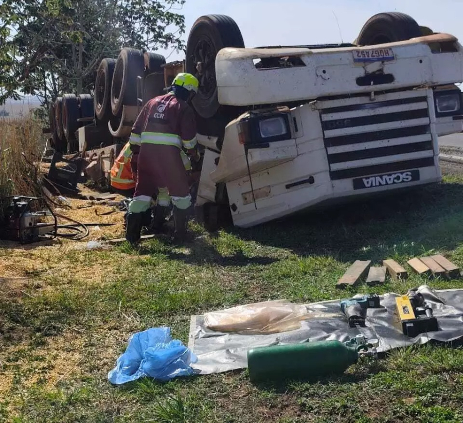 Caminhão tomba e motorista morre prensado na cabine