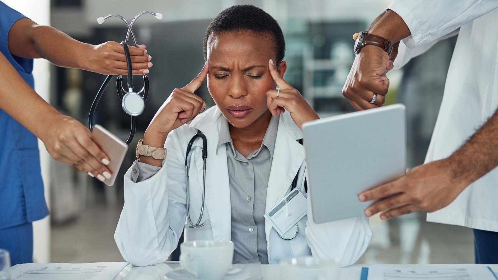 Burnout acelera aposentadoria: 59% dos médicos citam estresse para deixar carreira