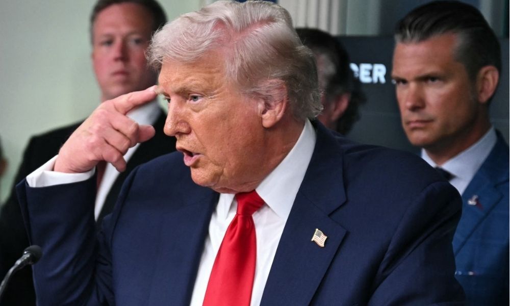 Justiça dos EUA ordena que Trump suspensa demissões em massa