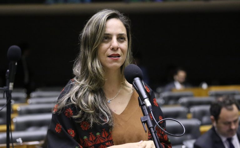 Comissão aprova projeto que facilita acesso de beneficiários do Bolsa Família a livros
