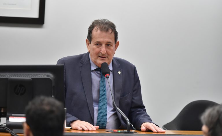 Proposta inclui Ministério do Desenvolvimento Agrário como responsável por registro de agrotóxico