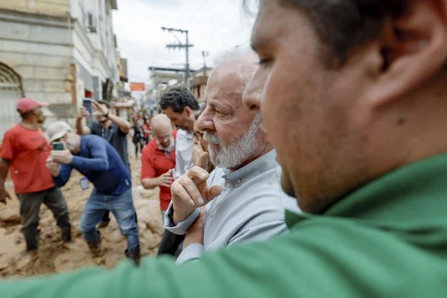 Vídeo: Lula é chamado de “ladrão” durante passagem por Ubá