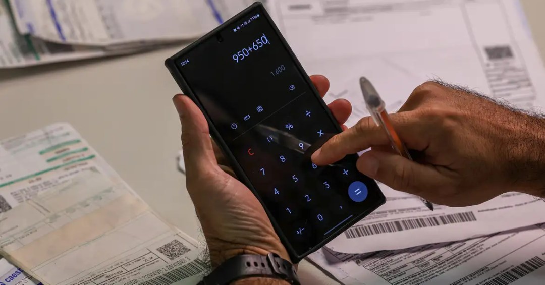 Endividamento das famílias atinge recorde histórico no Brasil e volta a elevar inadimplência