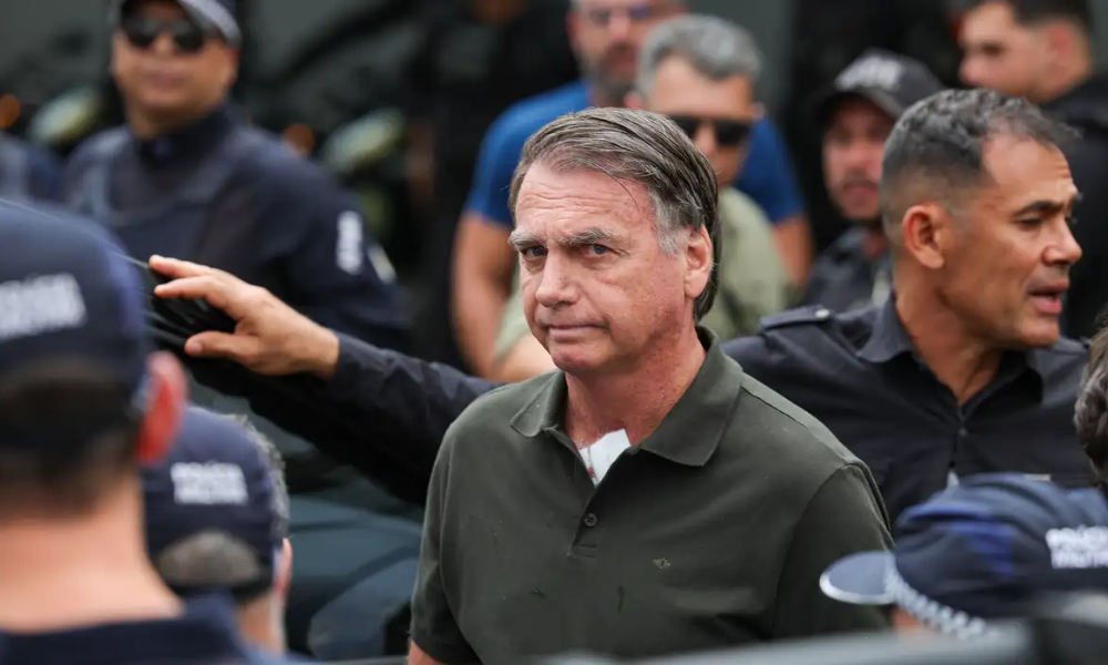 Bolsonaro continua em evolução clínica, mas segue sem previsão de alta