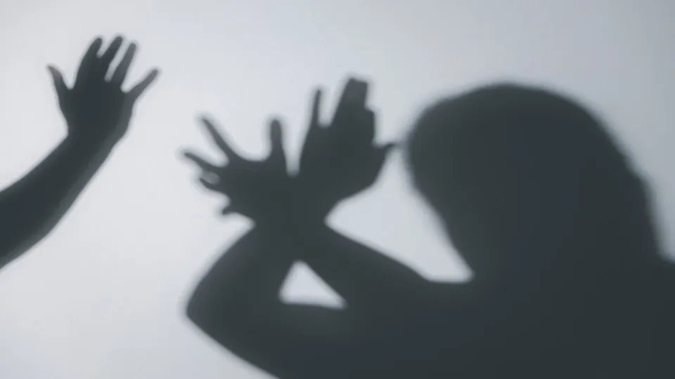 Vítima de violência doméstica receberá alerta em relógio sobre aproximação de agressor