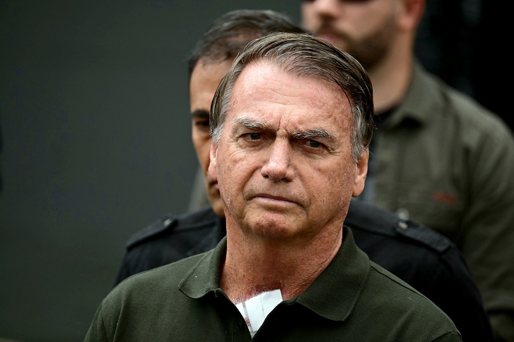 Veja momento da chegada de Bolsonaro à residência após receber alta do hospital