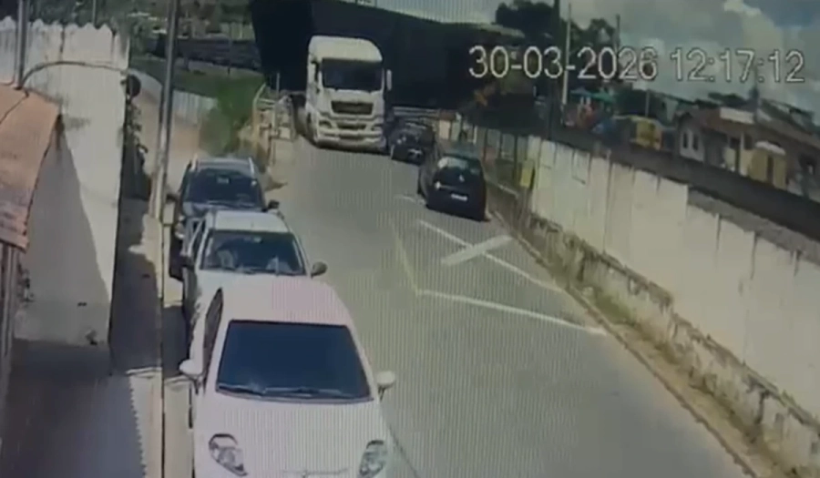 VIDEO-Carreta tenta cruzar linha férrea, é atingida por trem e provoca acidente com quatro veículos em Carandaí