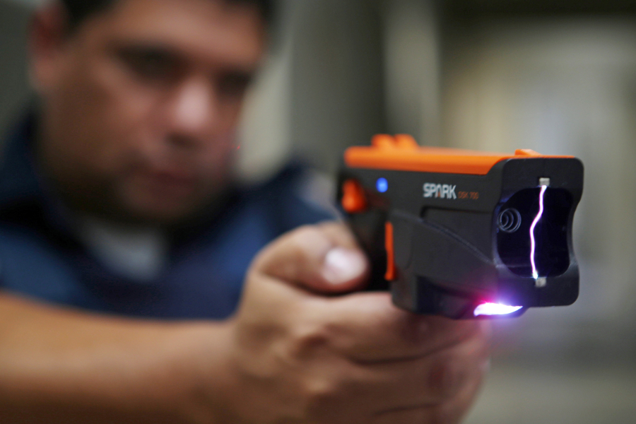  Homem ameaça a mãe, investe contra policiais, leva tiro de taser e foge