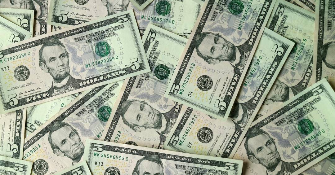 Dólar sobe e atinge R$ 5,15 de olho em tensões no Oriente Médio
