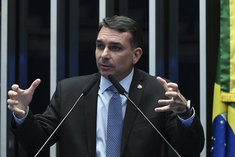 A estratégia de Flávio para se descolar da rejeição de Bolsonaro