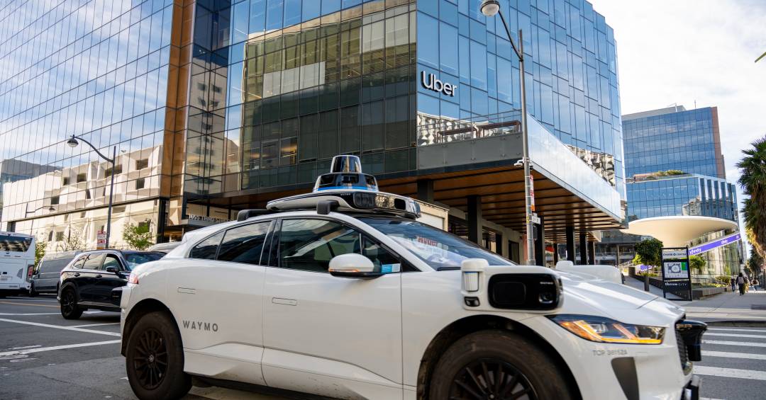 Uber aposta US$ 10 bi em robotáxis e abandona modelo leve para enfrentar nova corrida da mobilidade