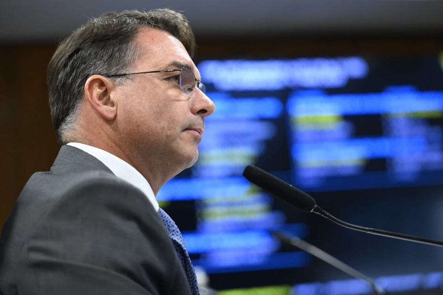 Flávio se manifesta ao saber de inquérito ordenado por Moraes