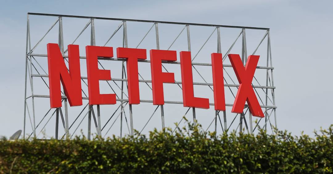 Ações da Netflix despencam após previsão fraca e saída de fundador histórico